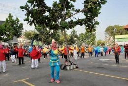 Senam Sehat Bersama Lansia dan Penyuluhan Kesehatan “Hidup Sehat dan Bugar di Usia Lanjut” bersama dr. Shinta Primasara, Sp.KFR