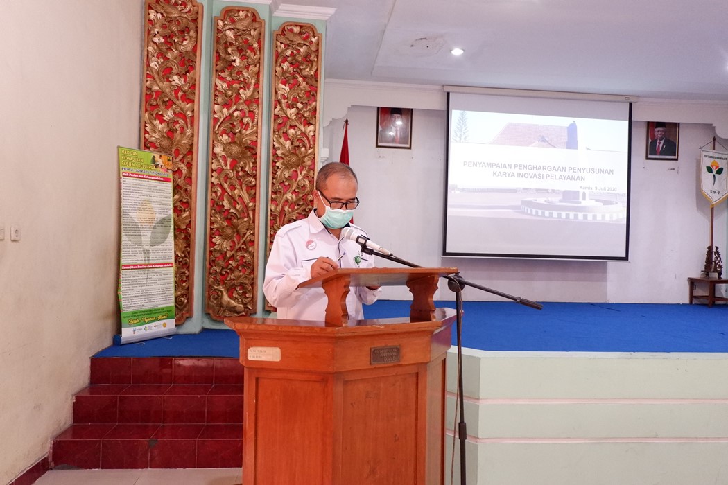 Penyampaian Hadiah Penyusunan Karya Inovasi Pelayanan RSUP dr. Soeradji Tirtonegoro Klaten